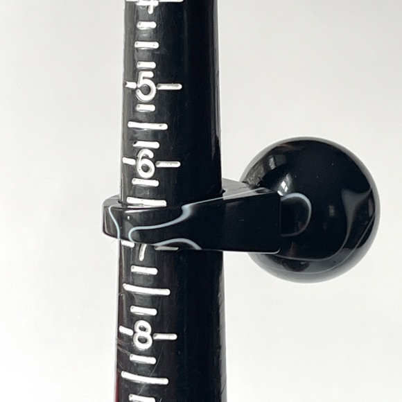 Vintage Size 6.75 Lucite Ring Chunky Ball Top White Black Swirl Statement Unisex - Picture 7 of 12